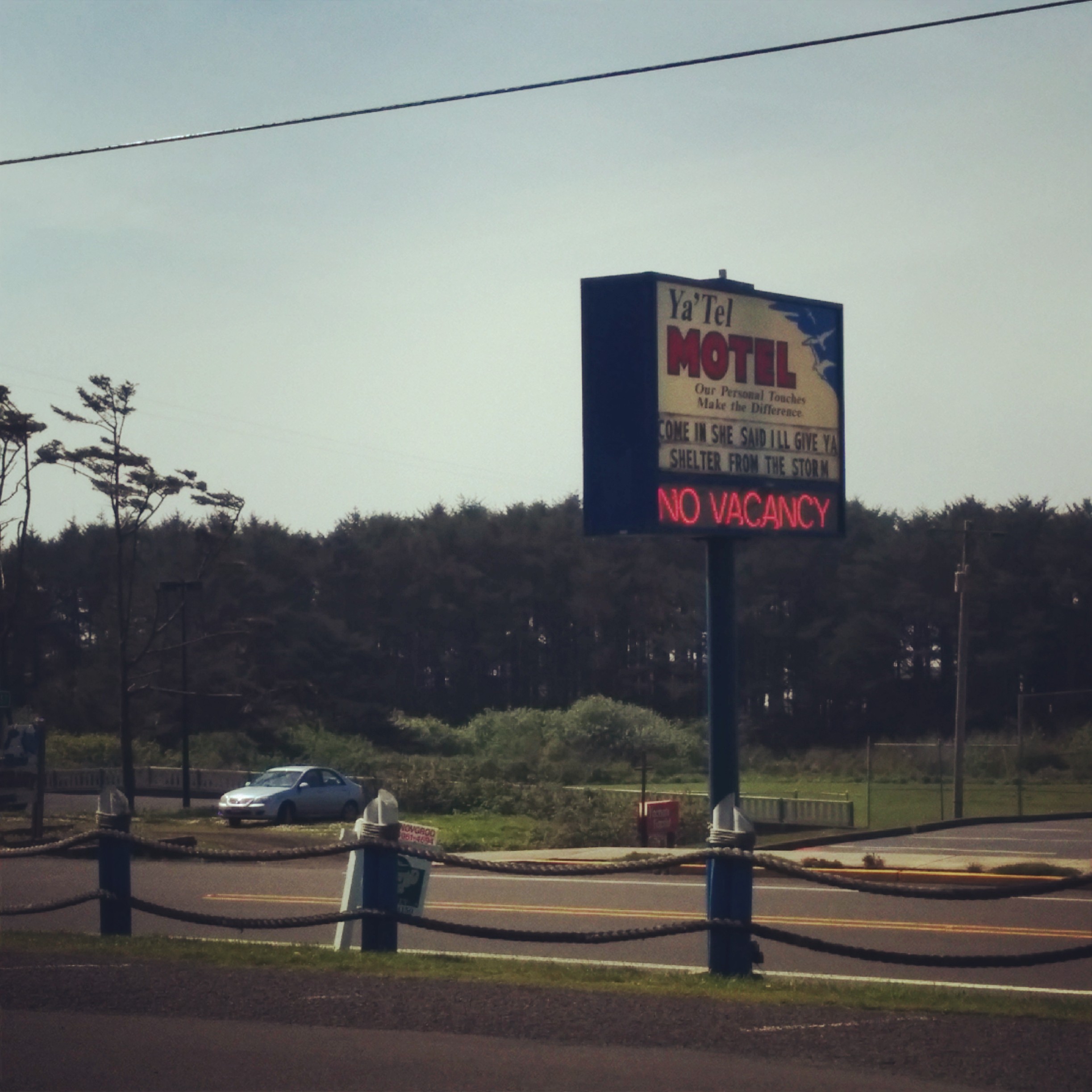 She was right there were lots of options in Yachats and it is a quaint little town. So I got a room hereat the Ya'Tel Motel right on US 101.