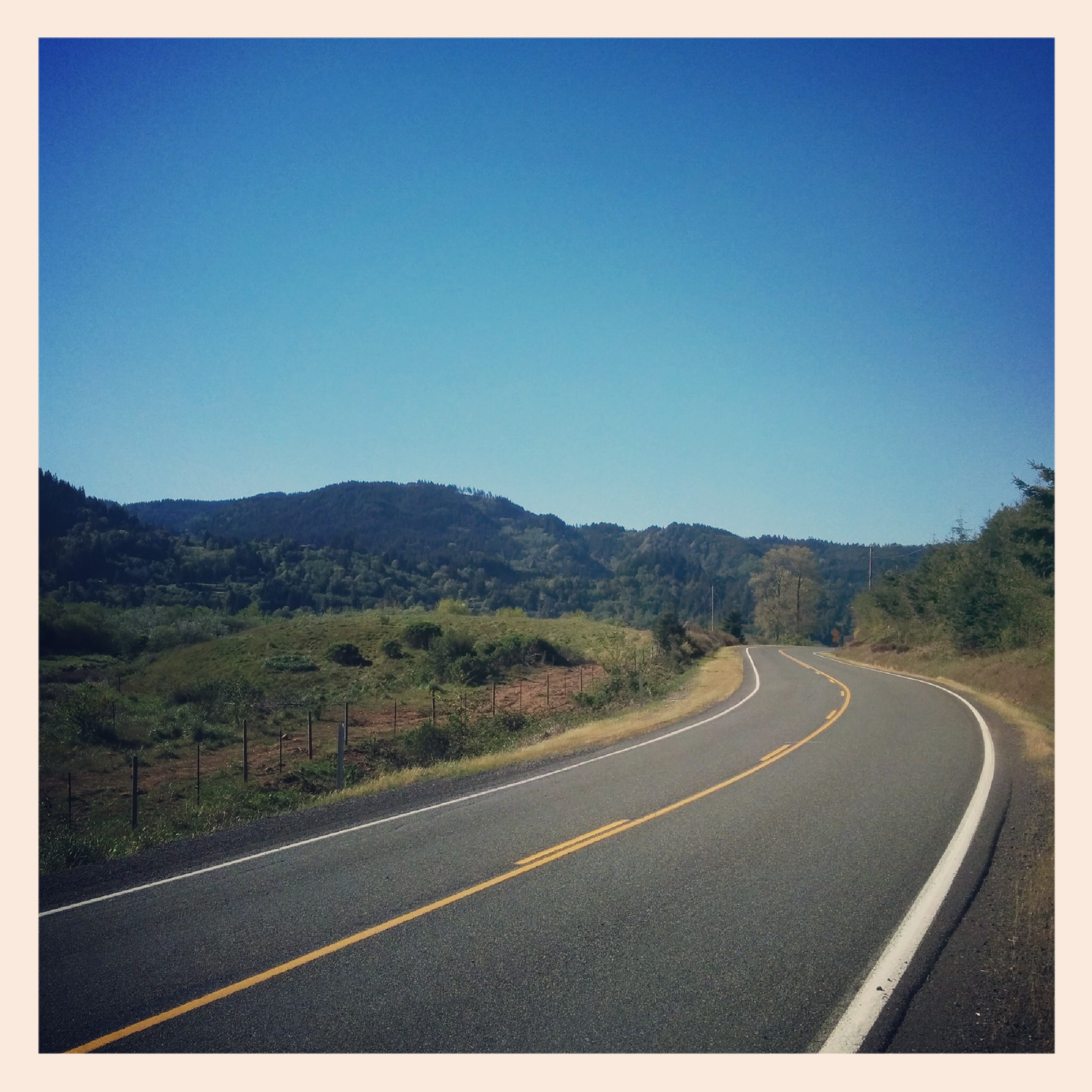 As I turned onto North Bank Rogue Rd it's hard to describe but I no longer felt like I was in Oregon it had a very distinct California vibe. It's really hard to explain as there is a little over 40 miles left before California at this point.