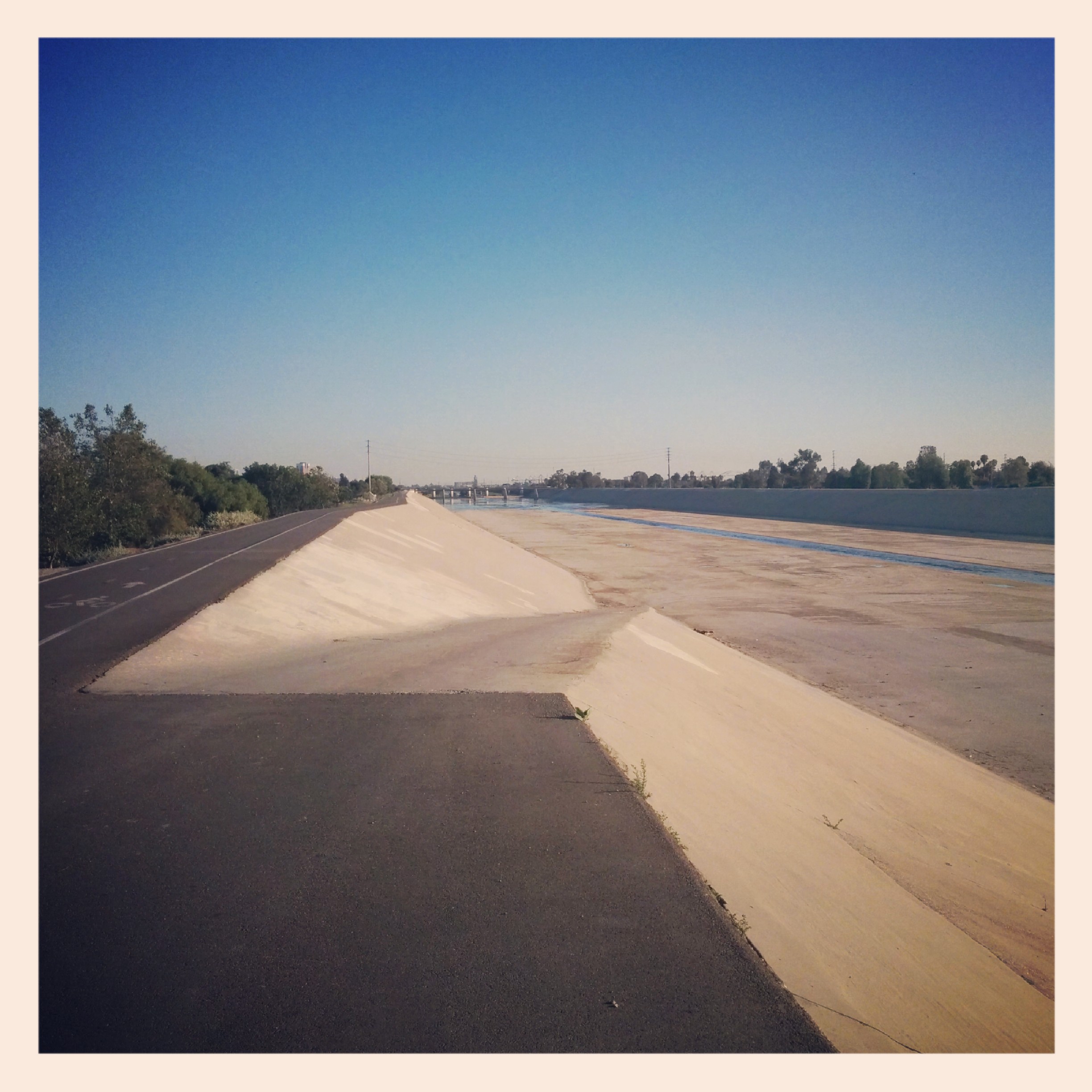 Outside of Carson I got on anotger bike path that is on top of the LA river. I didn't even know this path was here. Really cool!

Tiny river